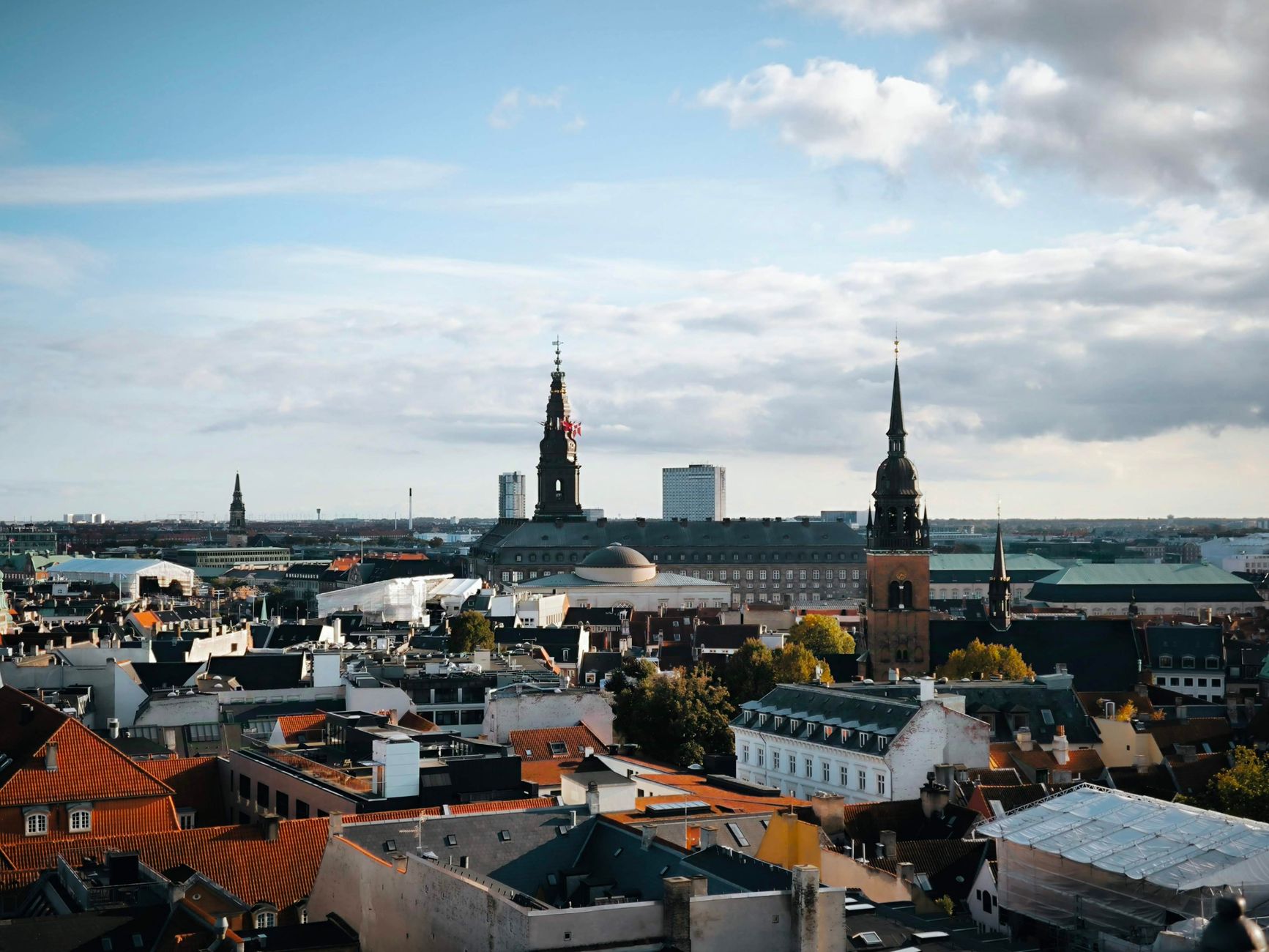 Ældre murstensejendom set fra gaden i dagslys.